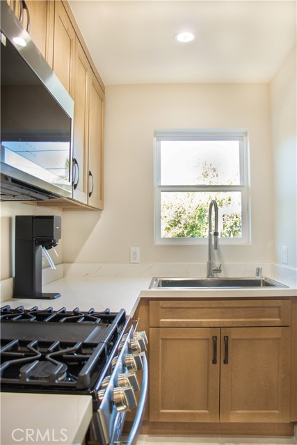 Detail Gallery Image 4 of 18 For 18138 Eccles, Northridge,  CA 91325 - 2 Beds | 2 Baths