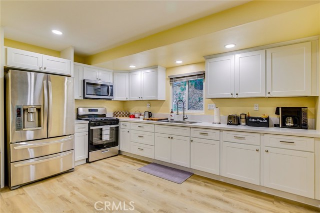 Detail Gallery Image 6 of 26 For 26131 Lake Forest Dr, Twin Peaks,  CA 92391 - 3 Beds | 3 Baths