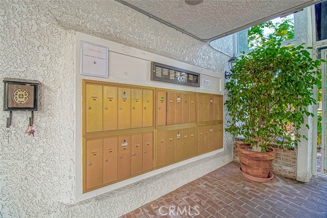 Detail Gallery Image 8 of 59 For 4950 Louise Ave #105,  Encino,  CA 91316 - 2 Beds | 2 Baths