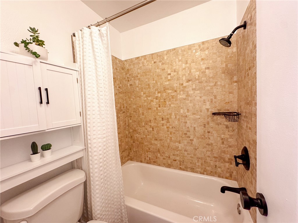 https://media.crmls.org/medias/d527211d-44e8-4f0f-bb97-bf0438f7f1b2.jpg?preset=X-Large