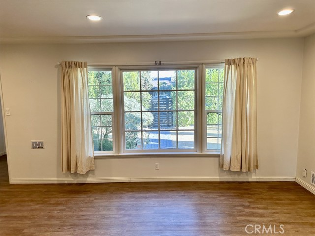 Detail Gallery Image 8 of 41 For 4515 Sherman Oaks Ave, Sherman Oaks,  CA 91403 - 3 Beds | 2/1 Baths