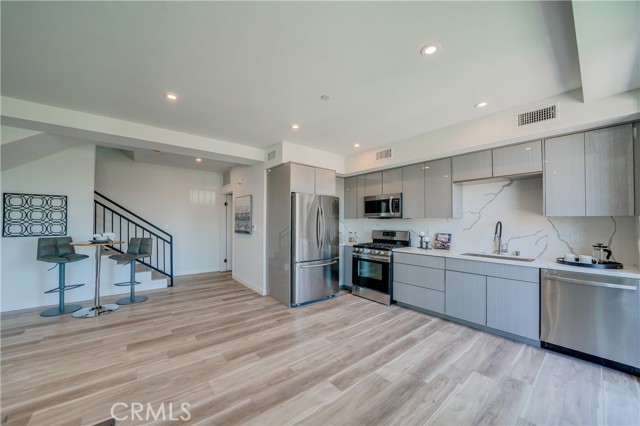 Detail Gallery Image 4 of 13 For 7018 Alabama Ave #301,  Canoga Park,  CA 91303 - 3 Beds | 2/1 Baths