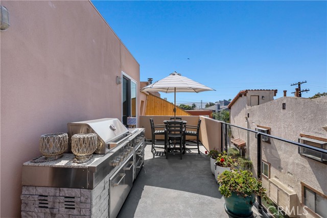 647 2nd Street, Hermosa Beach, California 90254, 3 Bedrooms Bedrooms, ,1 BathroomBathrooms,Residential,Sold,2nd,SB21208282