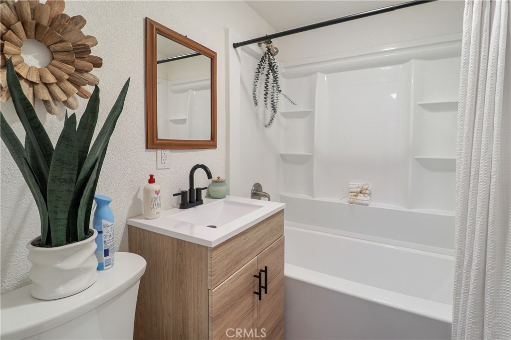https://media.crmls.org/medias/d52c19de-0e4d-4676-98ca-87b89d22f283.jpg?preset=X-Large