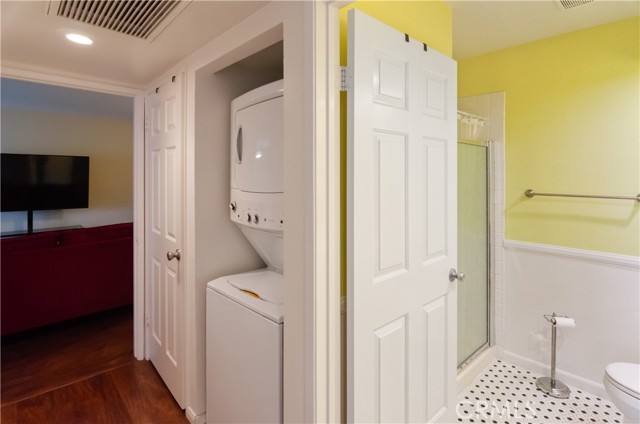 Detail Gallery Image 7 of 14 For 8710 Independence Ave #301,  Canoga Park,  CA 91304 - 2 Beds | 2 Baths