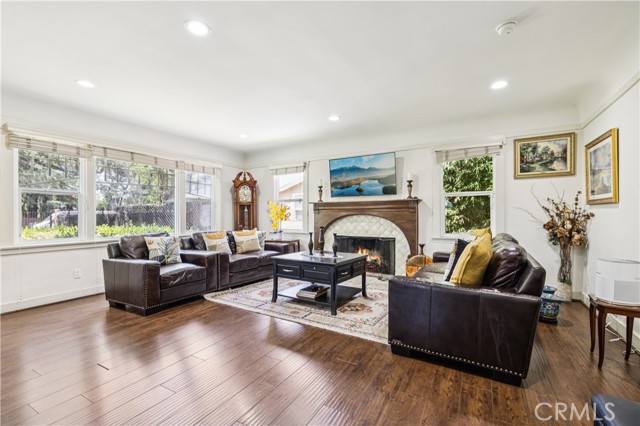 Detail Gallery Image 9 of 58 For 13621 Erwin St, Van Nuys,  CA 91401 - 4 Beds | 3 Baths