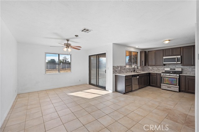 Detail Gallery Image 5 of 33 For 18891 Shoshonee Rd, Apple Valley,  CA 92307 - 3 Beds | 2 Baths