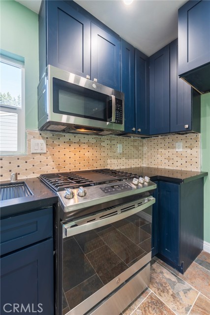 Detail Gallery Image 8 of 35 For 1680 S Rimpau Bld, Los Angeles,  CA 90019 - 2 Beds | 2 Baths