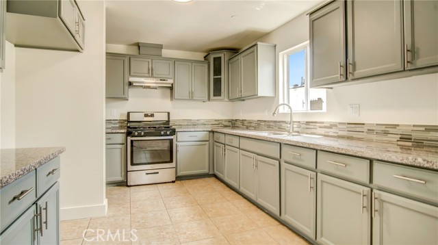 Detail Gallery Image 2 of 15 For 330 E 101st St, Los Angeles,  CA 90003 - 5 Beds | 3 Baths