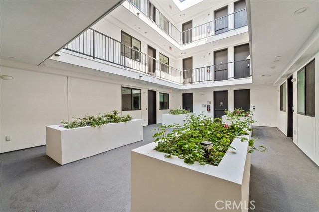 Detail Gallery Image 4 of 14 For 7510 Sepulveda Bld #101,  Van Nuys,  CA 91405 - 2 Beds | 2 Baths