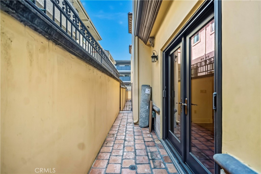 https://media.crmls.org/medias/d53431f7-a45d-47ad-9980-c10f57d3f571.jpg?preset=X-Large