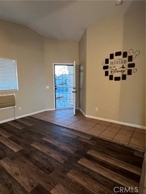 Detail Gallery Image 5 of 12 For 14211 Surrey Ct, Victorville,  CA 92394 - 3 Beds | 2 Baths