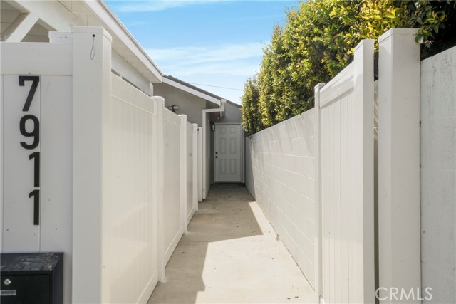 Detail Gallery Image 16 of 43 For 7909 Aldea Ave, Lake Balboa,  CA 91406 - 6 Beds | 5/2 Baths