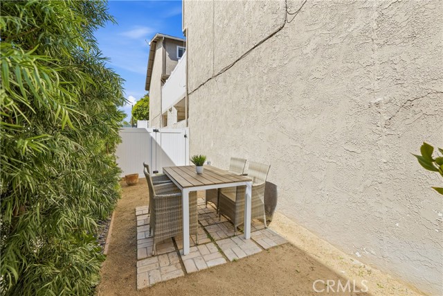 Detail Gallery Image 11 of 14 For 1140 Manhattan Beach #D,  Manhattan Beach,  CA 90266 - 2 Beds | 2/1 Baths