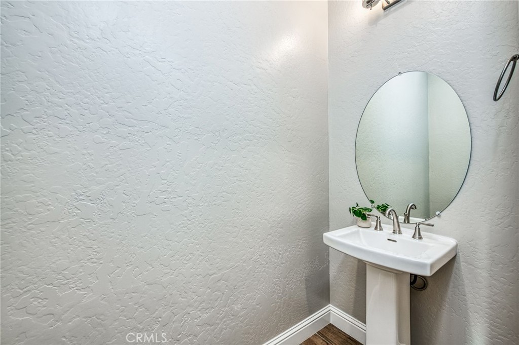 https://media.crmls.org/medias/d53eba51-456d-432e-bcdb-6fb63e07c651.jpg?preset=X-Large