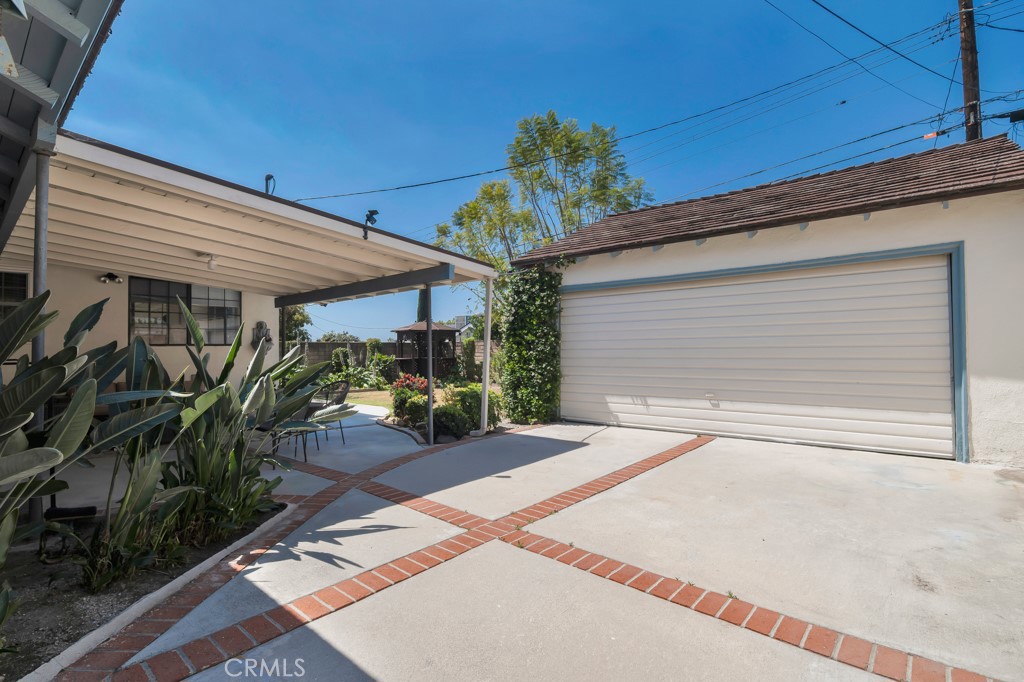 https://media.crmls.org/medias/d540d724-4620-464c-94a2-ef70f59426e5.jpg?preset=X-Large