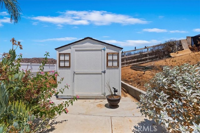 239 Cross Rail Lane, Norco CA: https://media.crmls.org/medias/d5438d38-af73-4d37-8dd9-5ba16cd0754a.jpg