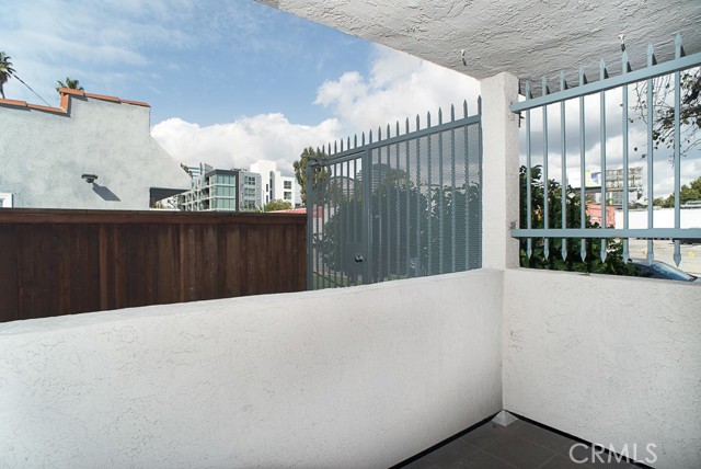 Detail Gallery Image 15 of 15 For 1425 Centinela Ave #1,  Santa Monica,  CA 90404 - 2 Beds | 3 Baths
