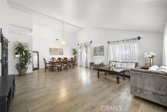 Detail Gallery Image 8 of 52 For 9757 White Oak, Northridge,  CA 91325 - 4 Beds | 3 Baths