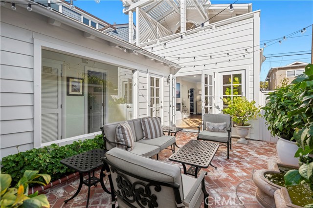 708 Orchid Avenue, Corona del Mar CA: https://media.crmls.org/medias/d5449bd5-4ac8-4563-93a3-d8abbab6620a.jpg