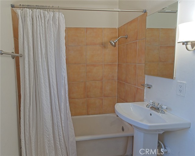 550 N 1st Avenue, Upland CA: https://media.crmls.org/medias/d5453142-50cf-441a-8481-1b0df6631dad.jpg