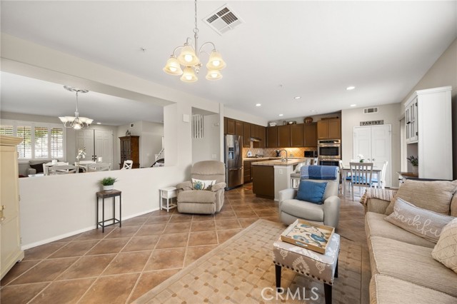 Detail Gallery Image 3 of 21 For 16209 Seminole Way, Fontana,  CA 92336 - 5 Beds | 3/1 Baths