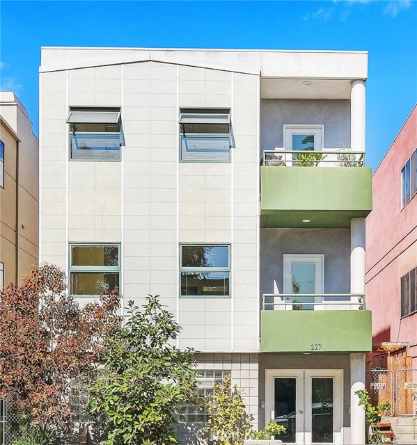 227 Market Street Venice, California 227 Market Street is a contemporary style duplex located in the trendy Windward Circle Neighborhood of Venice. The property was built in 1990 and consists of 3,408 SF of living space situated on a 2,849 SF lot. The building offers a great unit mix consisting of (2) 2-bed/2.5-bath single-level units. Each unit at 227 Market Street includes a fireplace, washer & dryer, gourmet kitchen, breakfast room, huge master walk-in closets in each bedroom, and two (front & rear) balconies. The ground floor features a large storage/office area as well as parking.
Located on Market Street in the heart of the tech-driven “Silicon Beach”, this is an incredible investment opportunity to acquire a trophy asset with strong in-place rental income.