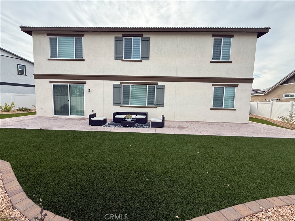 https://media.crmls.org/medias/d54ed1fd-873a-40fe-aba5-69e57e59793d.jpg?preset=X-Large