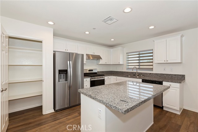 Detail Gallery Image 17 of 28 For 16546 Biola Pl, Victorville,  CA 92395 - 4 Beds | 3 Baths