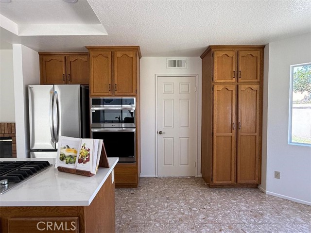 18 Decente, Irvine CA: https://media.crmls.org/medias/d552b51e-0966-444c-8a79-c5f8ba3804fc.jpg