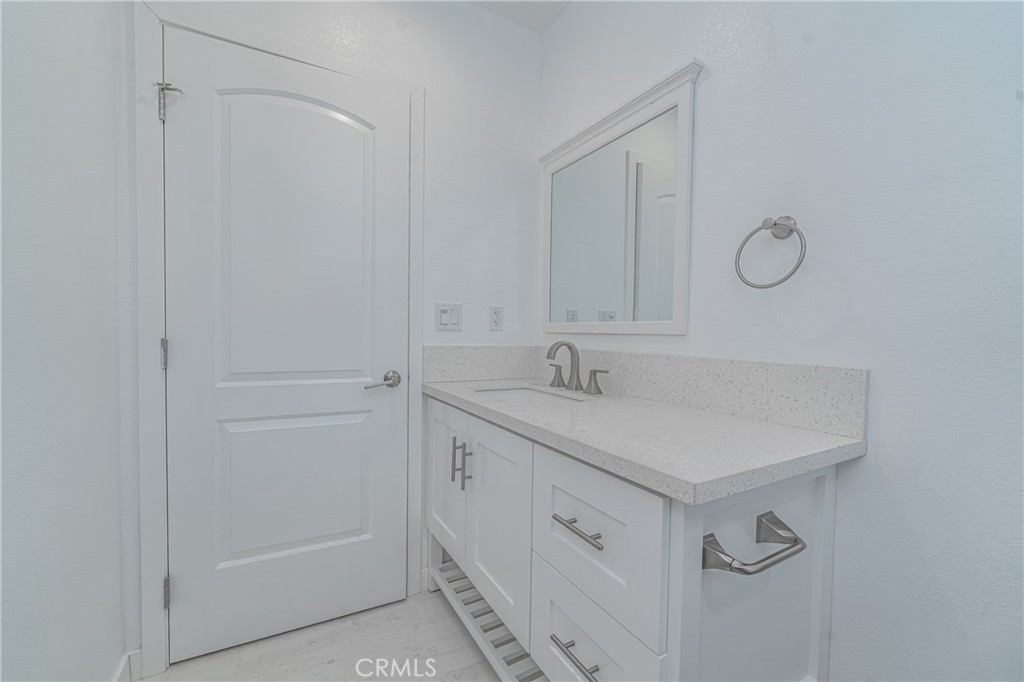 https://media.crmls.org/medias/d553c571-1da0-4614-be51-3c5676dd73b4.jpg?preset=X-Large