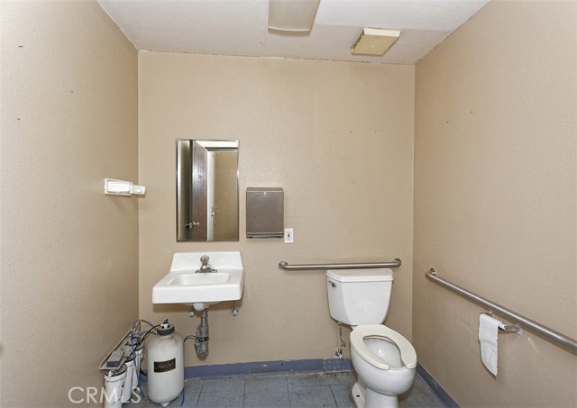 13534 Navajo Road, Apple Valley, California 92308, ,Commercial Lease,For Rent,13534 Navajo Road,CRHD25069136