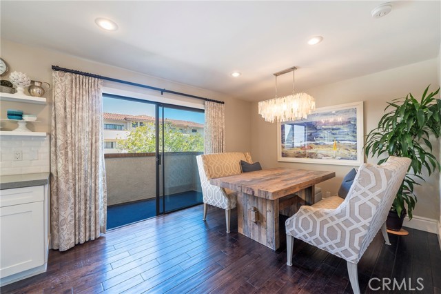 4 Santa Cruz Court, Manhattan Beach CA: https://media.crmls.org/medias/d5554ca8-2463-4f64-9ac3-d4641ade3d0c.jpg