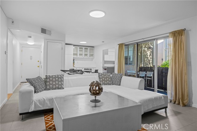 Detail Gallery Image 6 of 25 For 14960 Victory Bld #102,  Van Nuys,  CA 91411 - 2 Beds | 2 Baths