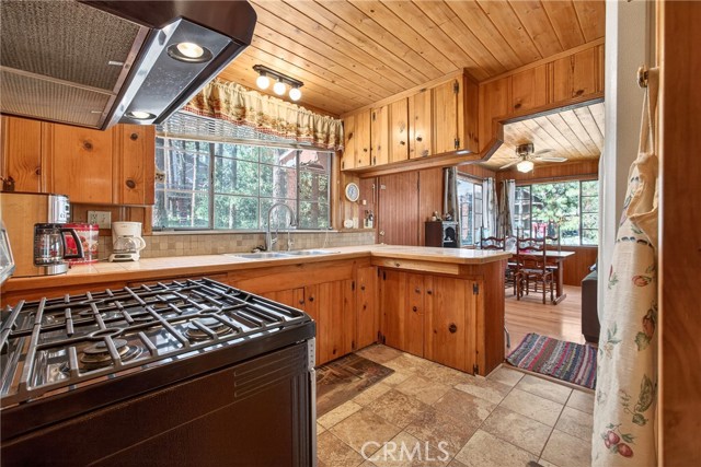 Detail Gallery Image 12 of 49 For 5806 Victorville, Wrightwood,  CA 92397 - 3 Beds | 1/1 Baths