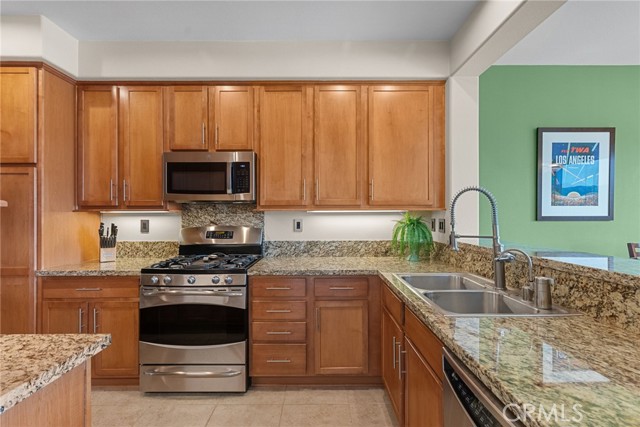 Detail Gallery Image 13 of 36 For 23860 Brescia Dr, Valencia,  CA 91354 - 4 Beds | 3 Baths