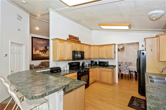 Detail Gallery Image 11 of 26 For 329 E Sherwood Bld, Big Bear City,  CA 92314 - 3 Beds | 2 Baths