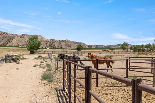 4333 Highway 33, New Cuyama CA: https://media.crmls.org/medias/d559d03d-62d8-4ad8-a92d-775e9f5570db.jpg