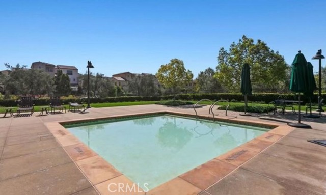 Detail Gallery Image 5 of 5 For 231 Bright Poppy, Irvine,  CA 92618 - 4 Beds | 3 Baths