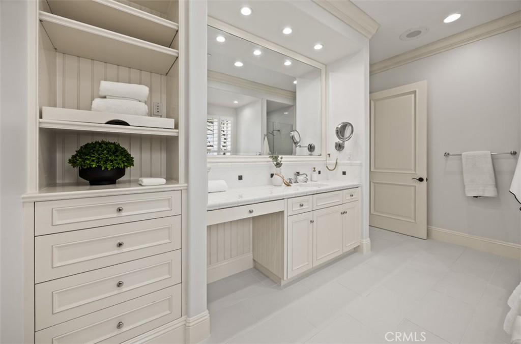 https://media.crmls.org/medias/d560d3d1-a117-409d-a477-37cf2891feaf.jpg?preset=X-Large
