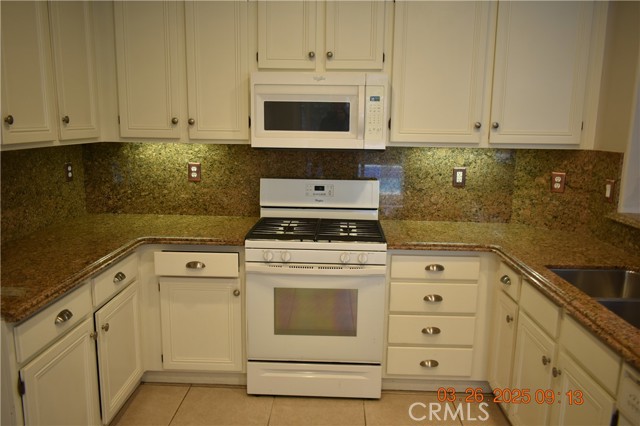 Detail Gallery Image 4 of 20 For 4257 Castlepeak, Corona,  CA 92883 - 4 Beds | 2 Baths