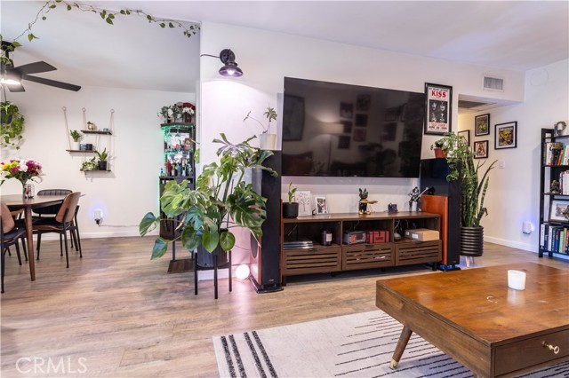 18307 Burbank Boulevard, Tarzana CA: https://media.crmls.org/medias/d5625a89-14fd-4c2e-8bbf-b687ada4cd1f.jpg