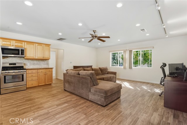 Detail Gallery Image 5 of 31 For 22639 Calvert St #F,  Woodland Hills,  CA 91367 - 1 Beds | 1 Baths