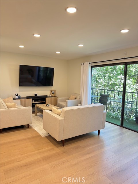 Detail Gallery Image 4 of 29 For 11311 Tampa #4,  Porter Ranch,  CA 91326 - 3 Beds | 1/2 Baths