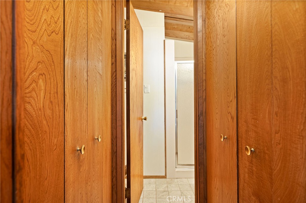 https://media.crmls.org/medias/d565c55c-509c-4e38-99da-176c46d9f96b.jpg?preset=X-Large