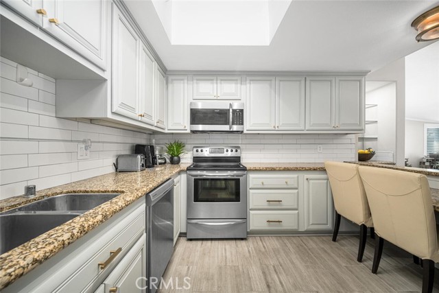 13781 Alderwood Lane, Seal Beach CA: https://media.crmls.org/medias/d566ea87-905d-4b62-976a-a501e5a0f49e.jpg