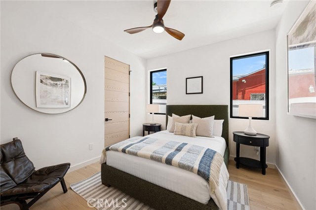 555 N Plymouth Boulevard, Los Angeles CA: https://media.crmls.org/medias/d566f770-fe82-4446-8b86-70f30a2ab8fd.jpg