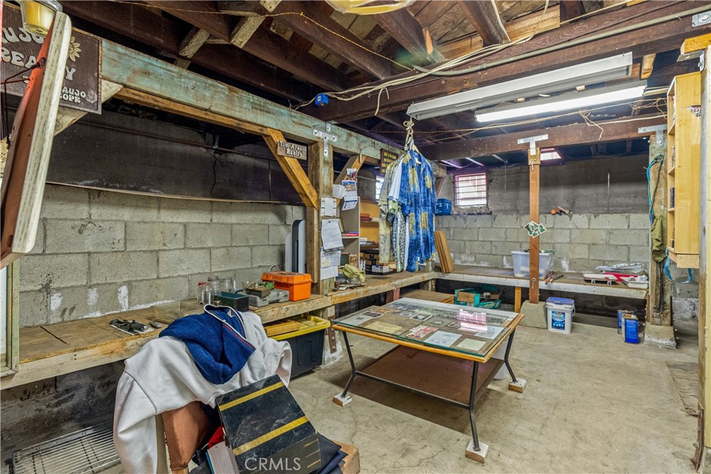 https://media.crmls.org/medias/d567a3ae-c4d3-434e-8cc7-72a261fc2e80.jpg?preset=X-Large