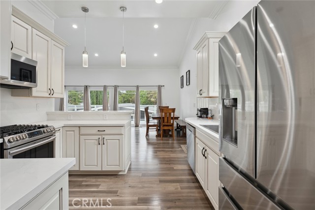 5254 Don Pio Drive, Woodland Hills CA: https://media.crmls.org/medias/d569e791-79a3-4961-985f-57c632f27cc9.jpg