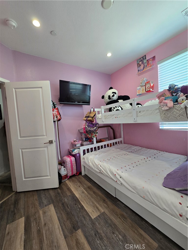 https://media.crmls.org/medias/d56b1c8a-01e3-4d6d-afc3-39c0924e4631.jpg?preset=X-Large